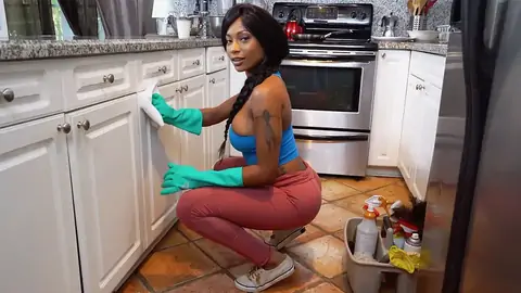 Dark Haired MUMMY nymph Sarai Minx is cleaning the kitchen